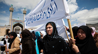 Mulheres afegãs protestam a 15 de Abril de 2009 em Cabul contra a Lei da Família aprovada pelo governo de Karzai