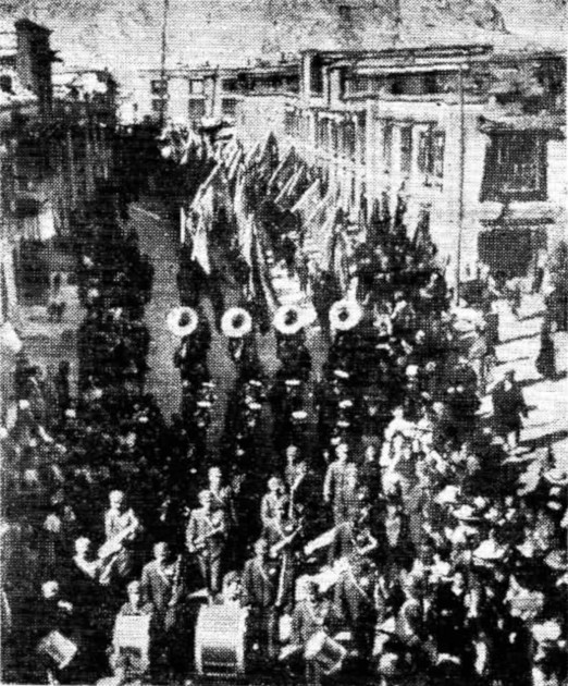 As massas populares tibetanas alinham-se ao longo das ruas da capital tibetana para darem as boas-vindas às unidades do Exército Popular de Libertação que entram em Lhasa em 1951