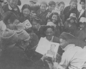 Servos tibetanos emancipados lêem obras revolucionárias maoistas