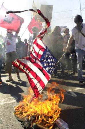 Maoistas mexicanos queimam uma bandeira norte-americana