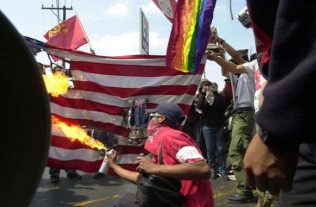 Mais uma bandeira que é queimada
