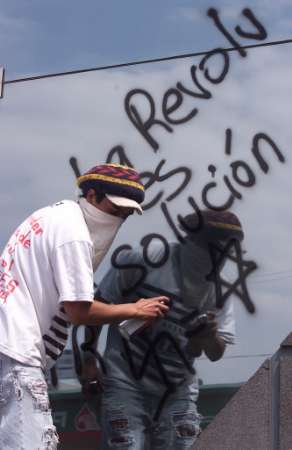 “A Revolução é a solução”, escrito numa montra em Monterrey