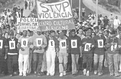 Aspecto da manifestação dos jovens do bairro da Bela Vista nos dias após o assassinato de Tony em 2002