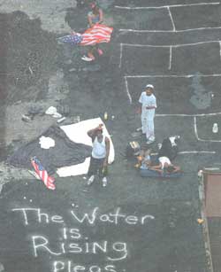 Pedindo ajuda num telhado