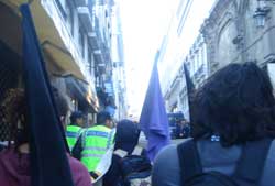 Os polícias acompanharam a manifestação de muito perto