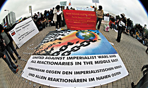 Apoiantes da Um Mundo a Ganhar e da Organização de Mulheres 8 de Março na manifestação de 2 de Junho