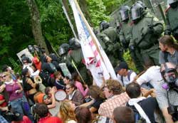 Polícias preparam-se para mais um ataque aos manifestantes