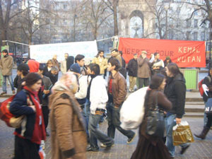Manifestação em Paris de apoio a Kemal Kutan
