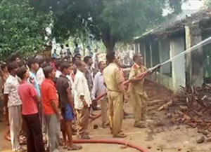 Bombeiros tentam apagar as chamas numa igreja