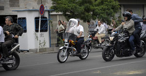 Milicianos Basij vestidos à civil disparam tiros de aviso para dispersar os manifestantes no centro da cidade. Teerão, 14 de Junho de 2009