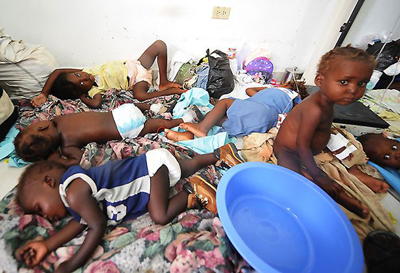 Crianças à espera de serem tratadas a 21 de Outubro de 2010 em Saint Marc, no norte do Haiti