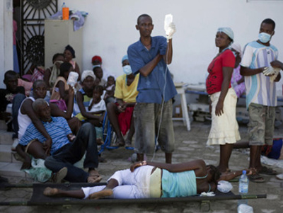 Haitianos com sintomas de cólera à espera de serem atendidos a 22 de Outubro de 2010 no Hospital de St. Nicholas em Saint Marc