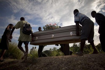 Haitianos levam o caixão de um familiar vítima da cólera em Robine a 23 de Outubro de 2010