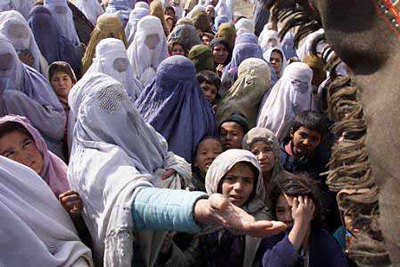 Mulheres afegãs pedem comida