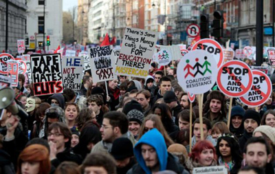Protestos estudantis no centro de Londres contra as novas propinas e os cortes aprovados pelo governo