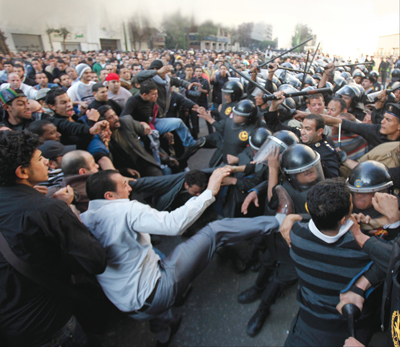 Milhares de pessoas enfrentam a polícia no Cairo a 25 de Janeiro de 2011
