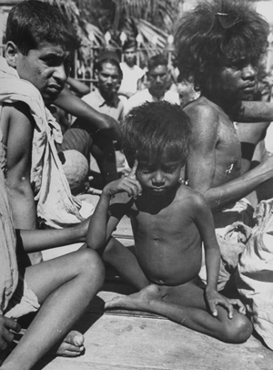 Famílias famintas sentadas ao sol escaldante