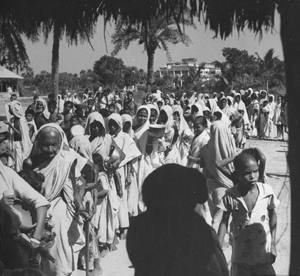 Indianos esfomeados à espera de comida em Calcutá