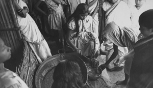 Jovem distribui comida a indianos