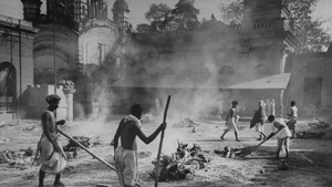 Incineração de pessoas mortas de fome em Calcutá