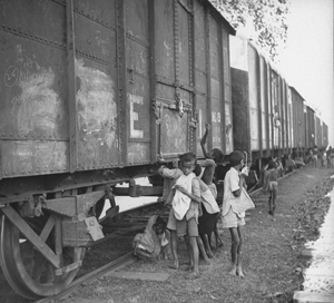 Crianças espetam arames nos vagões de cereais