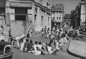 Indianos famintos esperam que abra a Loja de Cereais