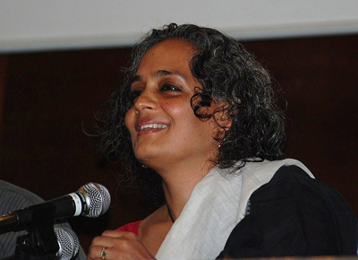 Arundhati Roy dirige-se à audiência