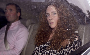 Rebekah Brooks, ex-dirigente do grupo News International, demitida e detida por ligações às escutas