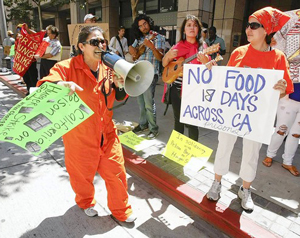 Manifestantes na baixa de Los Angeles em apoio aos grevistas de fome