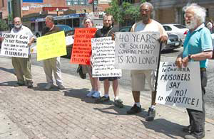 Activistas a 9 de Julho em Cleveland num piquete de solidariedade