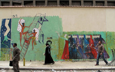 Detalhe de um mural do jovem artista egípcio Alaa Awad na Rua Mohammed Mahmoud no Cairo. O mural foi iniciado por vários artistas após os sangrentos protestos nessa rua, na sequência do massacre no Estádio de Port Said, e conta a história da revolta egípcia usando motivos faraónicos e focando os temas da morte e do luto