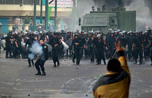A polícia de choque síria dispara gás lacrimogéneo contra os manifestantes