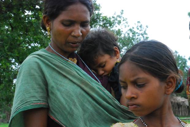 Mãe com 2 crianças