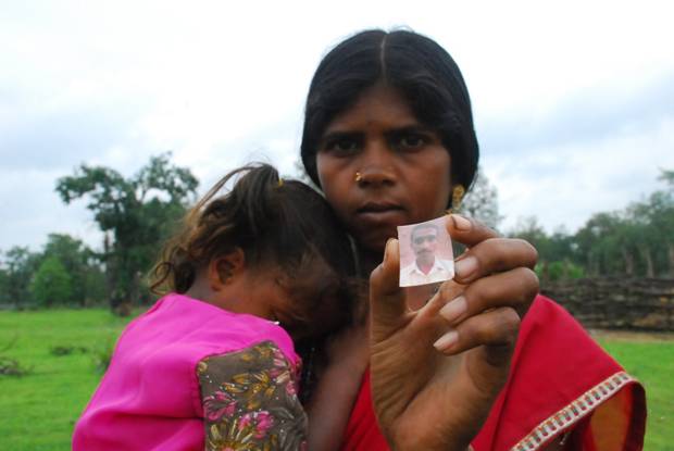 Mulher com criança e foto