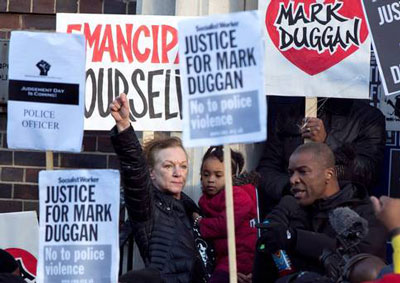 A tia de Mark Duggan e outros manifestantes