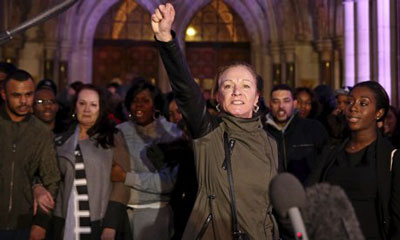 Manifestantes protestam frente ao Tribunal Real de Justiça em Londres