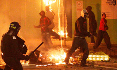 Motins irromperam em Londres e por toda a Grã-Bretanha