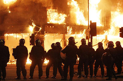 Motins irromperam em Londres e por toda a Grã-Bretanha