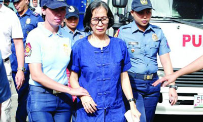 A camarada Wilma Austria após a detenção dela, escoltada numa base militar na cidade de Cebu, Filipinas