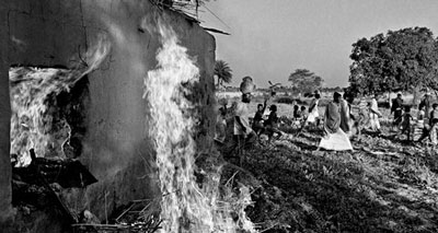 Uma enorme destruição e grandes perdas de vidas humanas no Bangladexe