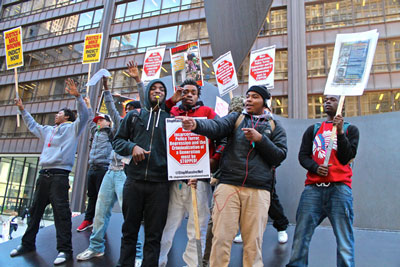 Estudantes do ensino secundário ocuparam a base da estátua de Picasso na principal praça da cidade
