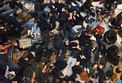 Dezenas de pessoas foram presas num gigantesco die-in em Londres