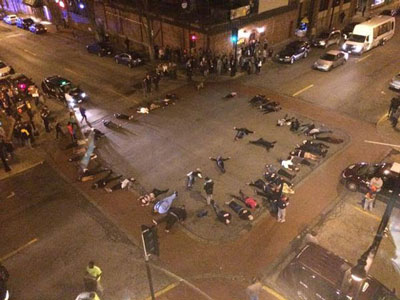 Die-in frente ao Harpo's em Ferguson