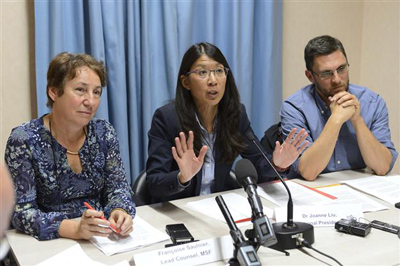 A Dr.ª Joanne Liu, presidente dos MSF International, ladeada por Francoise Saulnier, conselheira dos MSF, e Bruno Jochum, Director-Geral dos MSF Suíça, numa conferência de imprensa a 7 de Outubro de 2015 em Genebra sobre o ataque aéreo ao hospital de Kunduz