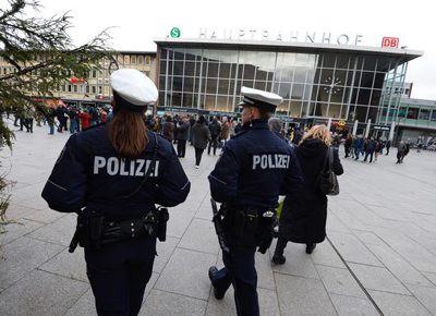 Polícia frente à estação central de Colónia