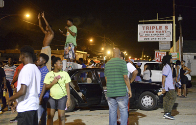 Uma multidão junta-se a 6 de julho perto do mercado onde a polícia assassinou Alton Sterling