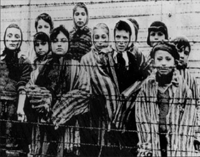 Prisioneiros num campo de concentração nazi