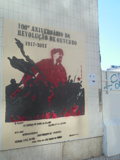 Cartaz gigante colado a meio da Avenida Almirante Reis, perto da Cervejaria Portugália