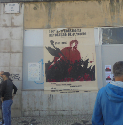 Cartaz gigante colado na Praça do Chile