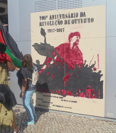 Cartaz gigante colado na Alameda, mesmo no centro da concentração final das comemorações do 1º de Maio